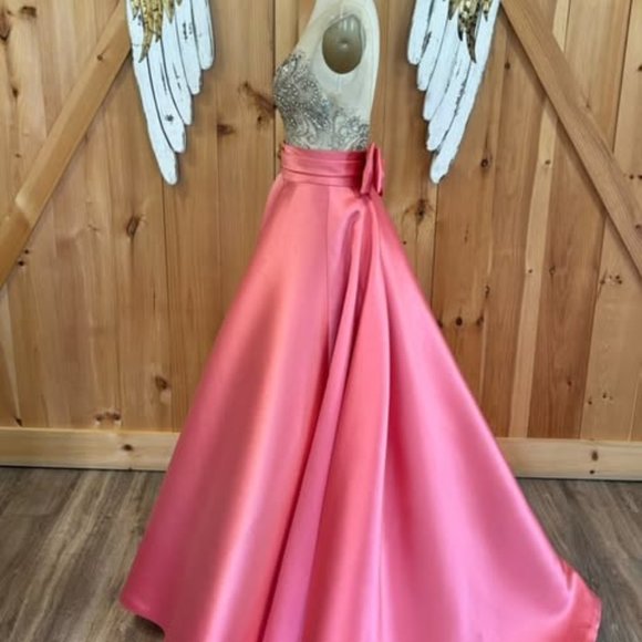 Long pink and mesh dress with long tail and rhinestones - Picture 4 of 6